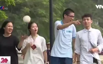 Các bạn trẻ hăng hái bảo vệ hồ Hà Nội