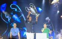Ảnh: Cúp bạc UEFA Champions League và Clarence Seedorf ở Hà Nội