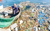 Ngăn chặn rác thải "tấn công" vịnh Nha Trang mỗi ngày
