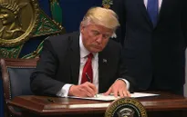 Tổng thống Trump tiếp tục gặp khó với sắc lệnh cấm nhập cảnh