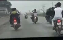 Triệu tập nhóm thanh niên đánh võng, lái xe máy bằng chân