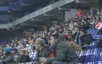 CĐV Barca rút súng uy hiếp fan Espanyol ngay trên sân