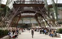 Chanel mang tháp Eiffel lên sàn diễn thời trang cao cấp