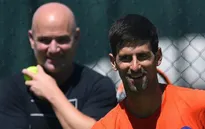 Djokovic giữ chân Agassi, hé lộ thời điểm trở lại