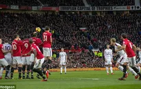 VIDEO: Cú đá phạt khiến "thánh" De Gea cũng phải bó tay