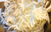 Bánh chưng, mứt Tết Việt đắt khách ở Lào
