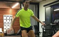 Hậu scandal chửi tục CĐV, Ronaldo lại lao vào tập luyện