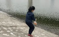 Người Hà Nội nô nức thả cá chép tiễn ông Công, ông Táo về trời