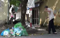 Gặp gỡ cụ bà hơn 10 năm dọn rác không công cho khu phố