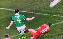 Vào bóng ác triệt hạ với cựu sao Man Utd, Gareth Bale bị gọi là đồ hèn nhát