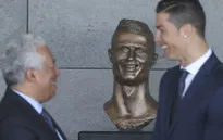 C.Ronaldo bật cười vì bức tượng bản thân quá... xấu trai