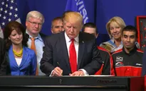 Tổng thống Trump ký sắc lệnh "Mua hàng Mỹ, thuê người Mỹ"