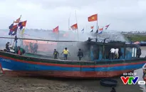 Nghệ An: Tàu đánh cá bốc cháy ngùn ngụt trên cảng neo đậu