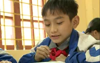 Niềm ham học đáng khâm phục từ cậu bé mồ côi