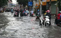 TP.HCM: Hàng loạt tuyến đường bị ngập sâu sau mưa lớn