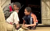 Nghị lực vượt khó của cô học trò nghèo, khuyết tật