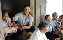 Người đàn ông nhận nuôi những "đứa con" tâm thần