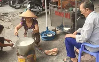 Người phụ nữ nấu cháo từ thiện miễn phí ở TP.HCM