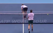 Đối thủ hành động phản cảm, Federer đánh hỏng khó tin
