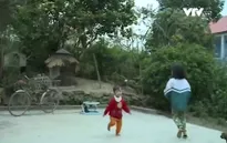 Hai đứa trẻ có mẹ thiểu năng trí tuệ phải sống với ông bà già yếu