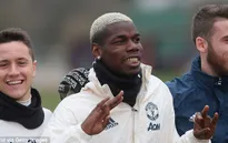 Pogba cười tươi, khoe "trang sức" vàng lấp lánh trên sân tập