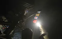 Mỹ bất ngờ bắn hàng chục quả tên lửa vào Syria, khẳng định thông báo cho Nga trước khi tấn công