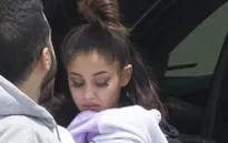 Ariana Grande tiều tụy khi xuất hiện sau vụ đánh bom tại Manchester