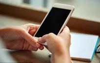 Nghiện smartphone: Coi chừng viêm khớp!