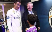 Sir Alex xuống tận sân chúc mừng C.Ronaldo trong ngày lịch sử