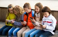 Sử dụng smartphone, máy tính bảng khiến trẻ nhỏ dễ bị... chấy