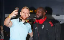 Fan Man Utd đội mưa chờ đón thầy trò Mourinho