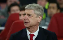HLV Wenger dùng Barcelona để "bao biện" cho bản thân