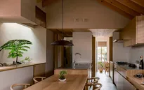 Thiết kế nhà với nội thất toàn bằng gỗ và khoảng "giếng trời" xanh ngát