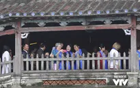 Phu nhân/phu quân APEC chụp ảnh selfie giữa phố cổ Hội An