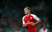 Ozil "khó sống" nếu về Man Utd