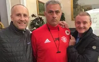Mourinho được fan Liverpool xin chụp hình chung, cách phản ứng khiến mọi người chết lặng