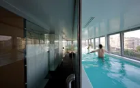 Độc đáo căn hộ với bể bơi kính ngay trong nhà