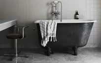 Trang trí nhà tắm với hai màu đen trắng, tưởng đơn điệu nhưng hóa ra sang trọng không ngờ