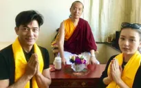 Quách Phú Thành và vợ đi chùa cầu nguyện cho con gái