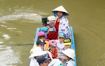 Những “người đưa đò” chở học sinh đến với tri thức
