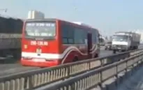 Xe khách chạy ngược chiều ở đường trên cao Hà Nội