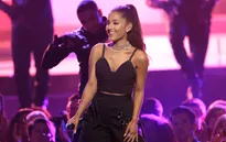 Sau tấn đánh bom khủng bố, Ariana Grande mang dàn sao trở lại Manchester