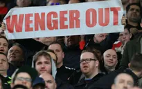 HLV Wenger bị tẩy chay từ cách xa nửa vòng trái đất