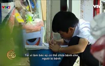 Xúc động bé trai 10 tuổi bán bánh tráng nướng giúp mẹ