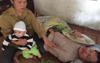 Mẹ bỏ đi, bố bị u não, bé gần 5 tháng tuổi ngằn ngặt khóc vì khát sữa