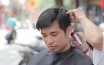 Cụ bà 80 tuổi 60 năm cắt tóc cho nam giới ở phố cổ Hà Nội