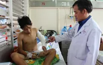 Bị tai nạn khi lái máy cày mưu sinh, cậu bé 15 tuổi nguy cơ mất cánh tay