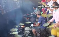 An Giang: Bánh xèo chay miễn phí cho hàng nghìn người ăn