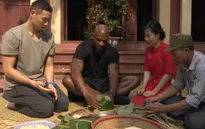 Theo chân các ngoại binh của Hanoi Buffaloes tập gói bánh chưng