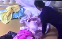 Bé hơn 1 tháng tuổi bị giúp việc “tung hứng”, tát mạnh vào mặt, vào đầu